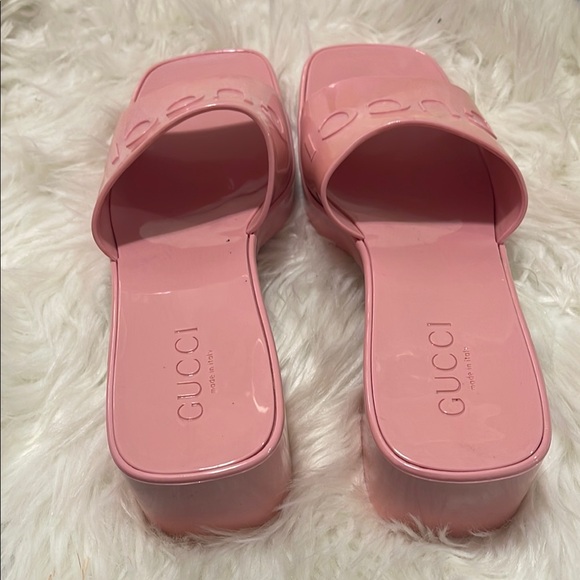 Gucci Pink Sandals with Glossy Finish and Embossed Branding - Picture 3 of 5
